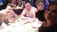 Dining with friends!, tulis Lewandowski. Ia nampak ditemani sang istri, Anna Lewandowska. Foto: Instagram _rl9