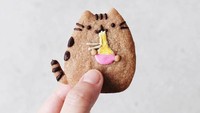 Bakat Samantha soal membuat kue kering lucu memang tidak diragukan lagi. Lihat saja idenya dalam membuat Pusheen cookie yang sedang melahap semangkuk ramen ini. Slurp! Foto: Instagram samanthachiu