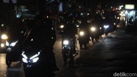 Kemacetan terjadi dari kawasan pertigaan Samarang hingga kawasan Kadungora. Polisi berupaya menerapkan sistem buka tutup kendaraan di titik ini.
