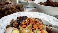 Ketupat lebaran @hkaloko ini katanya perpaduan masakan Betawi dan Padang. Ada semur telur juga ada rendang. Mantap ya! Foto: Instagram @hkaloko