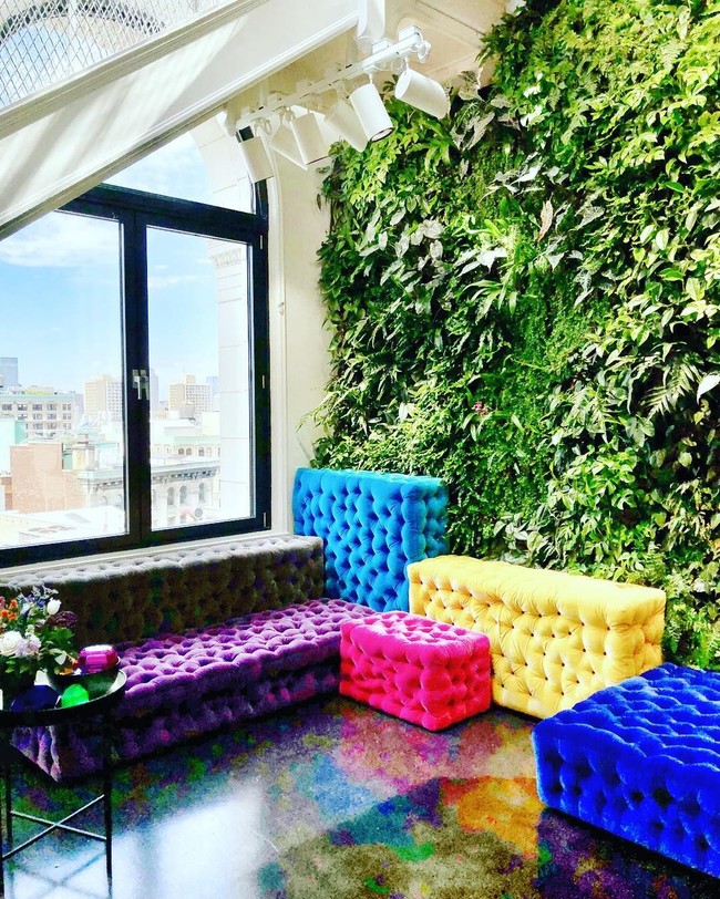 Selain interior menarik, kantor Instagram juga punya ruang meeting yang photogenic dan ber-caption unik. Misalnya saja All Black Everything atau Accidentally Wes Anderson. Foto: Instagram @nehapk