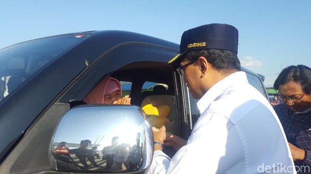 Cek Kesiapan Rest Area, Menhub Jajal Jadi Petugas SPBU