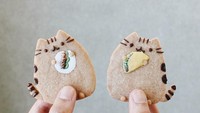Ah gemasnya! Ada dua Pusheen cookie yang sedang makan bersama. Yang satu memakan sajian pork belly dan yang satunya memakan taco.  Foto: Instagram samanthachiu