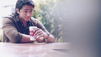 Dari banyak postingan fotonya, Deva tak pernah lepas dari kopi. Tapi ia tak pernah menyebutkan kopi apa yang jadi favoritnya. Foto: Instagram @devamahenra