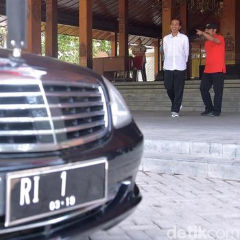Saat Jokowi Tanda Tangan di Cetakan Sablon Kaus Milik Warga