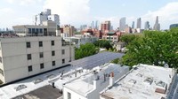 Situs web Brooklyn SolarWorks mengatakan bahwa perusahaan tersebut mampu menempatkan panel surya pada hampir semua hal. Apakah Anda memiliki ruang atap yang luas atau atap Anda dikotori dengan pipa ventilasi, skylight, semuanya bisa dilakukan. Inhabitat/Istimewa.