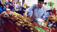 Kemarin makan siang di warung makan habis sholat Jumat di Masjid Cut Meutia. Pilihan lauknya banyak, rasanya enak, pokoknya:top markotop!  tulis akun @aniesbaswedan. Foto: Instagram aniesbaswedan