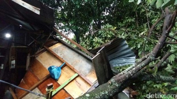 Salah satu kerusakan akibat puting beliung di Aceh.
