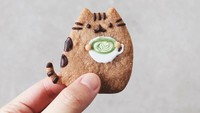 Tidak hanya makanan, Samantha juga membuat kreasi Pusheen cookie yang sedang menggenggam secangkir matcha latte. Matcha lattenya dibuat sedetail mungkin olehnya. Foto: Instagram samanthachiu