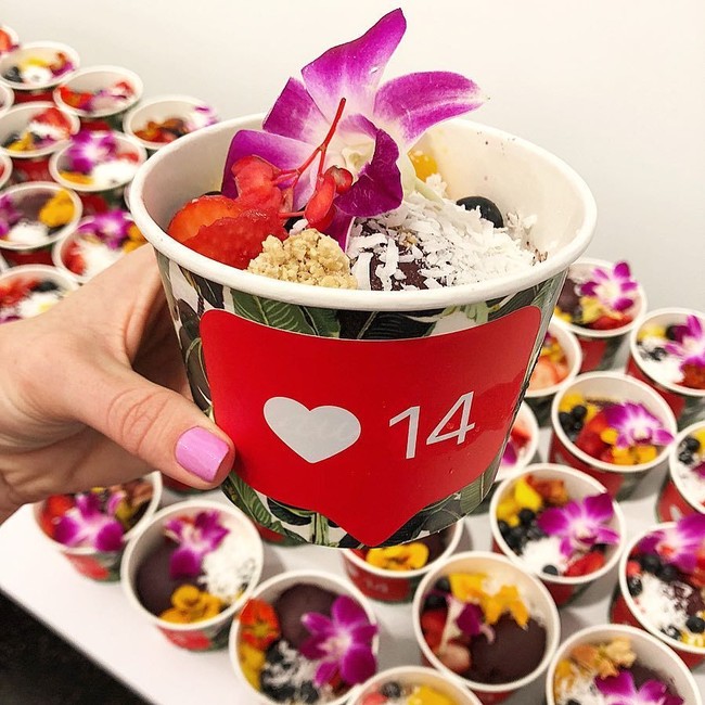 Bahkan camilan yang ditawarkan di kantor ini sangat sayang untuk tidak difoto terlebih dahulu sebelum dimakan. Foto: Instagram @evachen212