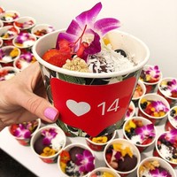 Bahkan camilan yang ditawarkan di kantor ini sangat sayang untuk tidak difoto terlebih dahulu sebelum dimakan. Foto: Instagram @evachen212