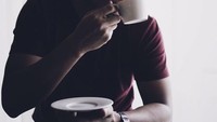 Sluuurp! Menikmati kopi pagi-pagi sambil memandang jendela. Hayo ada pemandangan apa di balik jendela? Foto: Instagram @devamahenra
