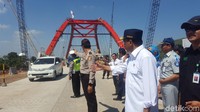 Salah satu warga ada yang mengatakan terima kasih dengan Budi karena jembatan yang telah beroperasi. (Foto: (Zunita-detik)