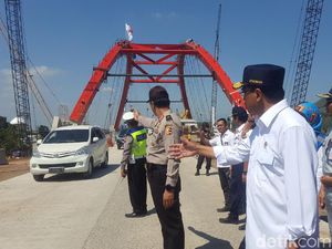 Foto: Aksi Menhub Atur Lalin di Jembatan Kalikuto
