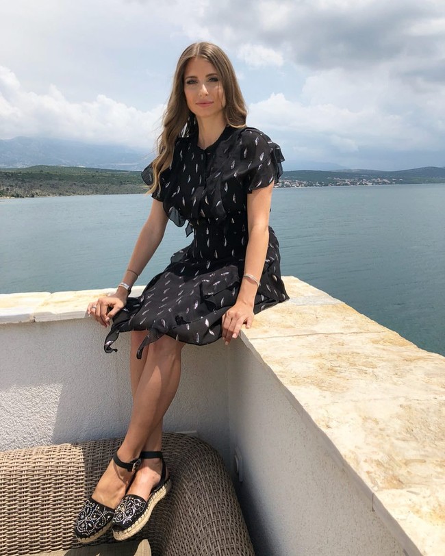 Presenter televisi Cathy Hummels menikah dengan pesepak bola Jerman Mats Hummels di lapangan. Saat pertama kali bertemu, ia adalah seorang cheerleader dan Mats bermain untuk Bayern Munich.  Foto: Instagram