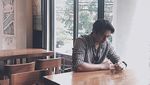10 Gaya Keren Deva Mahenra yang Ternyata Penggemar Berat Kopi