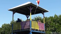 Di tengah tengah hutan pantai yang rimbun ini berdiri gardu pandang setinggi 7 meter. Menara ini banyak dimanfaatkan warga untuk menikmati pemandangan hutan dan laut lepas (Imam/detikTravel)