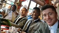 Kali ini Lewandowski menikmati bir bersama rekan-rekannya. Di usia 29 tahun, ia kelihatan muda ya? Foto: Instagram _rl9