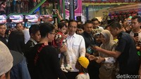 Presiden Joko Widodo mengajak keluarga jalan-jalan ke Transmart di Yasmin, Bogor, saat suasana libur Lebaran.