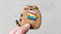 Wah, sepotong rainbow cake jadi camilan Pusheen cookie kali ini. Warna kuenya sangat kontras dengan warna Puscheen cookie. Foto: Instagram samanthachiu