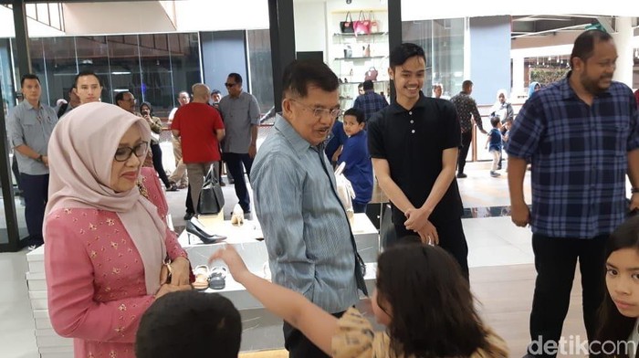 JK Ajak Istri, Anak, dan Cucunya ke Mal di Makassar