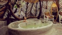 Ia pun mengunggah foto dirinya tengah mandi di kamar mandi yang bernuansa alam. Foto: Instagram Shandy Aulia