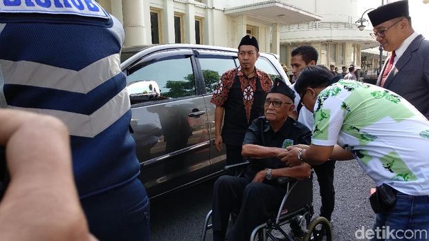 Sesepuh Jabar Solihin GP tampak hadir