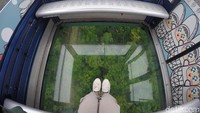 Kamu bisa menikmati keindahan Hong Kong dari lantai kaca di bawah kaki. Semua pemadangan hijau dan sangat cantik (Bonauli/detikTravel) 