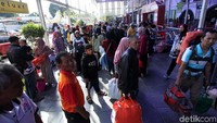 Selain pemudik yang turun dari kereta, ada warga yang datang ke Stasiun Pasar Senen untuk pergi meninggalkan Jakarta meskipun jumlahnya tidak terlalu banyak dibanding warga yang turun dari kereta.