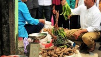 Wah, ternyata Anies Baswedan doyan pete. Suatu pagi, ngobrol dengan seorang ibu, sekaligus membeli pete, tulisnya.Foto: Instagram aniesbaswedan