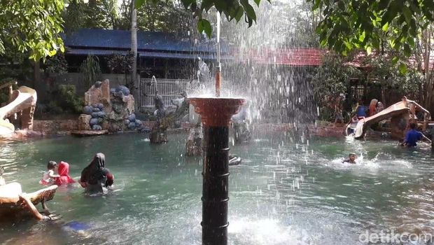 Pengunjung Pemandian Hargo Dumilah Ngawi