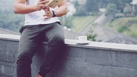 Dikenal sebagai pemain sinetron, presenter hingga aktor, Deva memiliki paras tampan dan tubuh atletis. Lihat saja nih gaya ngopi sambil baca buku. Jangan gagal fokus sama otot lengannya. Foto: Instagram @devamahenra