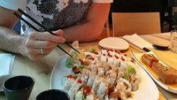 Siapa sangka Lewandowski hobi makan sushi. Sushi time!, tulisnya di keterangan foto. Foto: Instagram _rl9