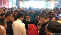 Jokowi tampak meladeni beberapa permintaan salam dan foto dari warga. Sikap Jokowi ini membuat warga lain yang berada di belakang semakin mendekat ke Jokowi.Butuh waktu cukup lama untuk Jokowi bisa turun hingga ke lantai dasar. Warga terus mendekat dan beberapa ada yang berteriak. Suasana semakin heboh.