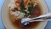 Kalau @hestipanda merekomendasikan untuk mampir ke Pak Bibit saat ke Jepara. Hidangan andalannya sop spesial ayam kampung. Duh, jadi lapar! Foto: Istimewa