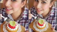 Cantik ya dessert yang lagi dipegang Deswita. Cantik mana hayo sama parasnya Deswita? Foto: Instagram @deswitamaharani80