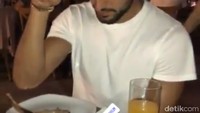 Duh, ada ada aja deh. Saat berada di steakhouse milik Salt Bae wilayah Turki, Emre ikut menaburkan garam dengan gaya andalan Salt Bae.  Foto: Instagram ec2323