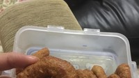 Deswita ini ternyata doyan makan kue tradisional juga. Lihat nih sekotak kue cincin siap jadi santapannya.  Foto: Instagram @deswitamaharani80