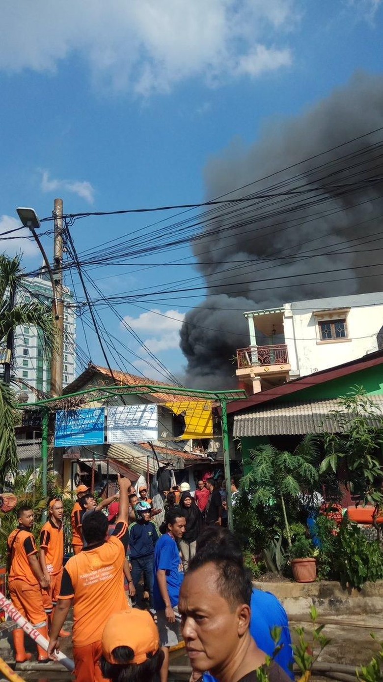 Kebakaran di Cempaka Putih, 23 Mobil Damkar Dikerahkan Kebakaran di Cempaka Putih, 23 Mobil Damkar Dikerahkan