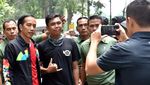 Foto: Saat Jokowi Beri Jaket Asian Games ke Warga di Bogor