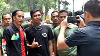 Banyak masyarakat yang berolahraga dan bertamasya bersama keluarganya. Di antara mereka tak segan meminta foto bersama Jokowi. (Foto: Kris - Biro Pers Setpres)