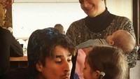 So sweet. Kiper handal dari Mexico ini ternyata juga sayang keluarga. Ia makan spaghetti berdua dengan si kecil. Foto: Instagram @yosoy8a
