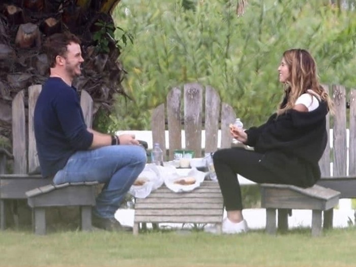 Chris Pratt tertangkap kamera piknik bersama Katherine Schwarzenegger. Foto: Dok. TMZ Chris Pratt tertangkap kamera piknik bersama Katherine Schwarzenegger. Foto: Dok. TMZ