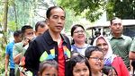 Foto: Saat Jokowi Beri Jaket Asian Games ke Warga di Bogor