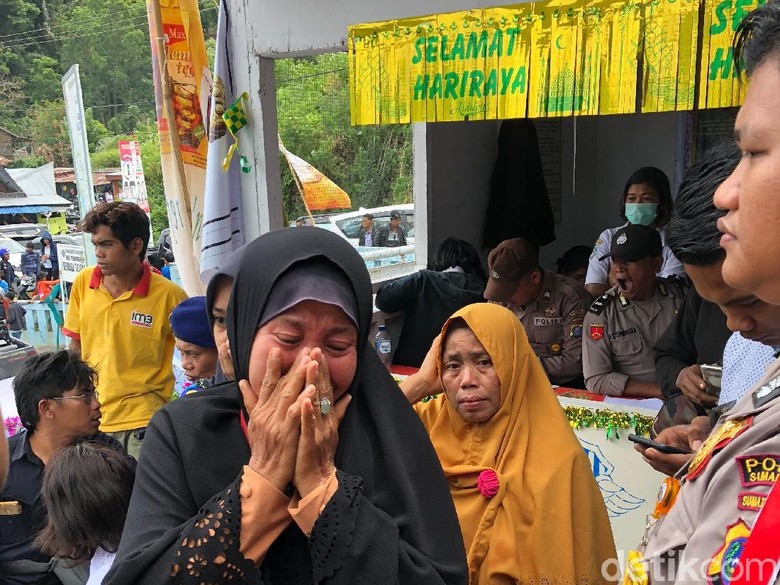 Ciuman Terakhir Irvan ke Ibunda yang Larang Berkapal ke Danau Toba Ciuman Terakhir Irvan ke Ibunda yang Larang Berkapal ke Danau Toba
