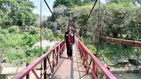 Jokowi sempat foto di Jembatan Merah yang juga dikenal sebagai jembatan cinta. Jembatan ini menyimpan mitos yang terus bikin pengunjung Kebun Raya Bogor penasaran. (Foto: Kris - Biro Pers Setpres)