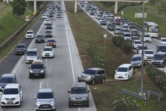 Sejumlah kendaraan melintasi jalur satu arah menuju Jakarta yang diberlakukan di tol Jakarta-Cikampek, di Cikopo, Purwakarta, Jawa Barat, Selasa (19/6). Pihak kepolisian menerapkan sistem satu arah dari Tol Cipali hingga Cawang untuk mengurai kemacetan saat arus balik berlangsung. ANTARA FOTO/Hafidz Mubarak A/kye/18