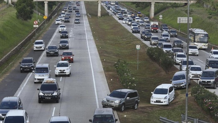 Sejumlah kendaraan melintasi jalur satu arah menuju Jakarta yang diberlakukan di tol Jakarta-Cikampek, di Cikopo, Purwakarta, Jawa Barat, Selasa (19/6). Pihak kepolisian menerapkan sistem satu arah dari Tol Cipali hingga Cawang untuk mengurai kemacetan saat arus balik berlangsung. ANTARA FOTO/Hafidz Mubarak A/kye/18