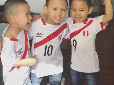 Gemasnya Anak-anak saat Mendukung Tim Sepak Bola Favoritnya