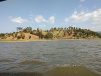 Perbukitan yang mengeliilngi waduk (Muhammad Idris/detikTravel)